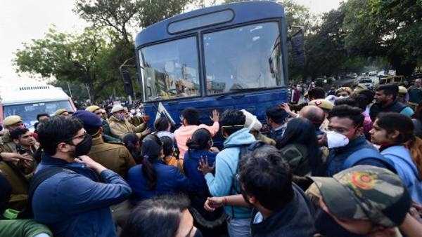 दिल्ली पुलिस ने 2 हजार से ज्यादा रेजिडेंट डॉक्टरों को हिरासत में लिया